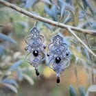 Grosses boucles d'oreilles fantaisie grises et noires en perles - MIA Provence