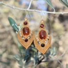 Boucles d'oreilles orientales Alma couleur curry avec perles en ambre recyclée - Mode femme bohème - les propriétés des pierres semi-précieuses dans les bijoux - vertus des pierres MIA Provence