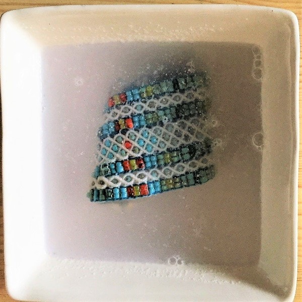 Comment nettoyer des bijoux fantaisie sans les abimer - symbolique des couleurs blanc MIA Provence