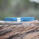 Bracelet jonc coloré bleu - fermeture à bouton - MIA Provence