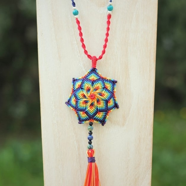 collier coloré avec pompon pendentif mandala