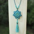 collier coloré avec pompon pendentif mandala